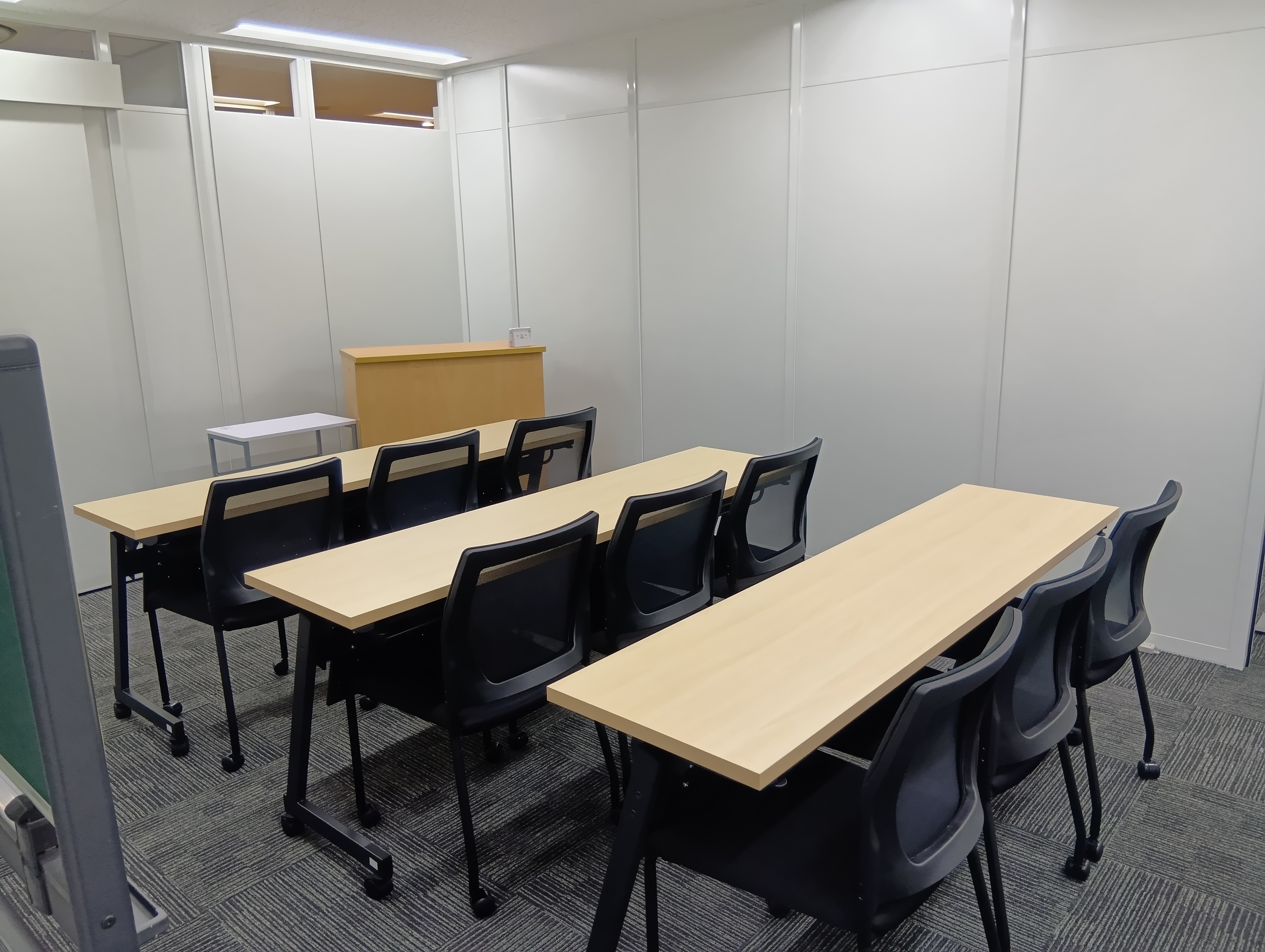 執務スペースと来客スペースどちらからも使いやすいレイアウト設計を行った事例